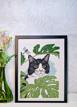 Katze zwischen Pflanzen - Stickbild